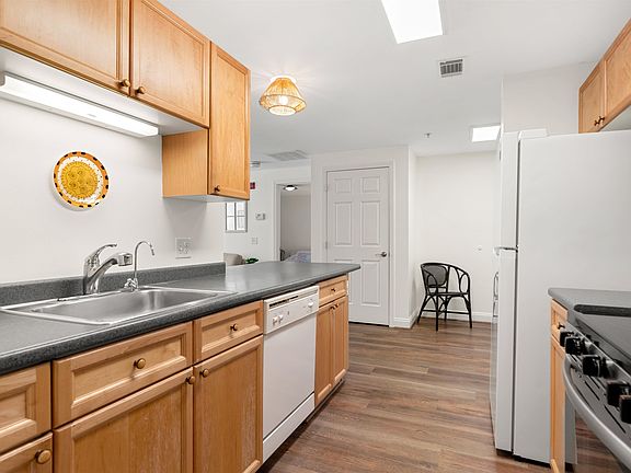 3rd image of 4 Crestview Circle #100