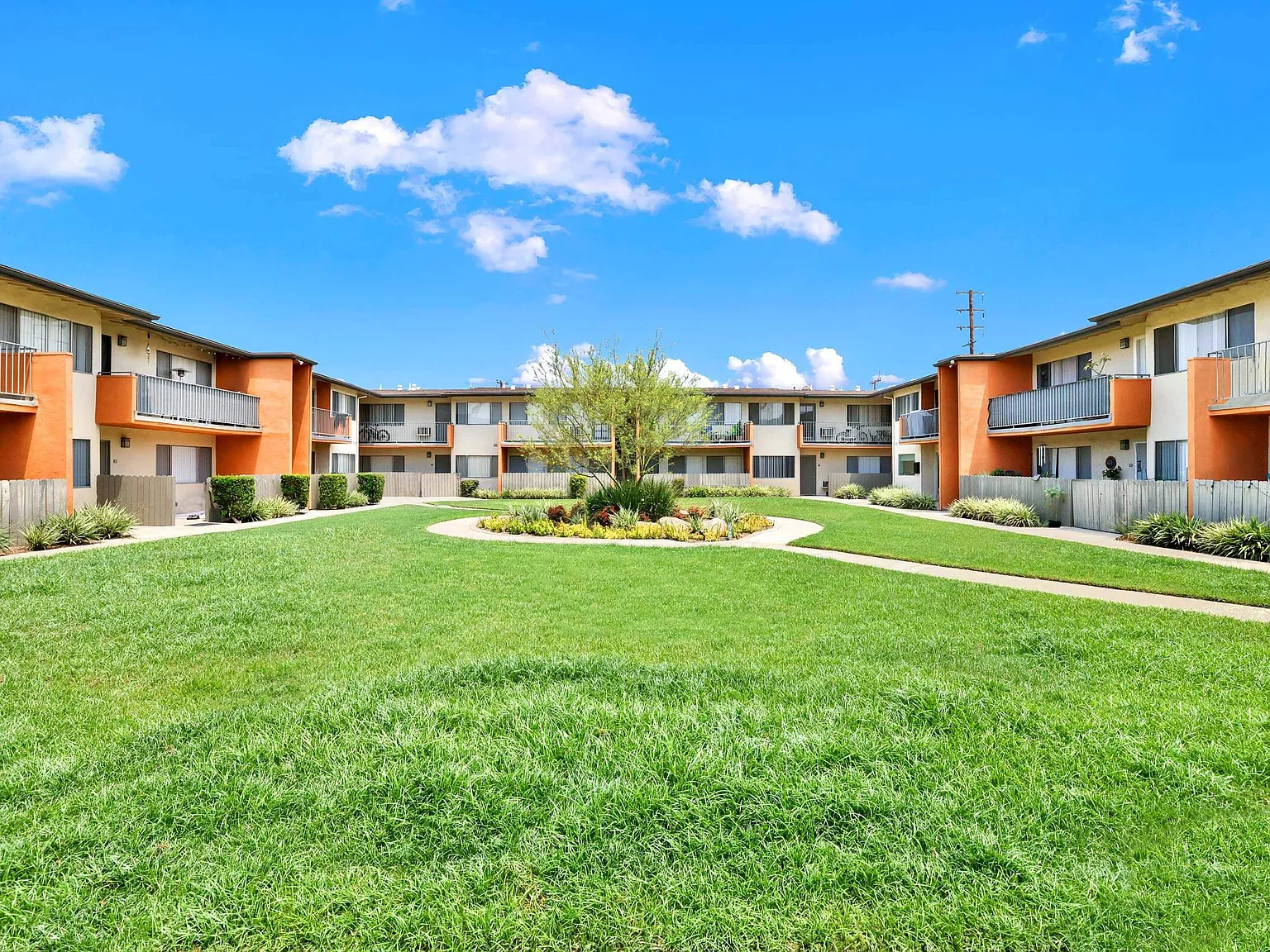 Sunset Square Apartments — Photo 4