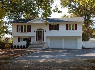 16 Villa Ln, Smithtown, NY 11787