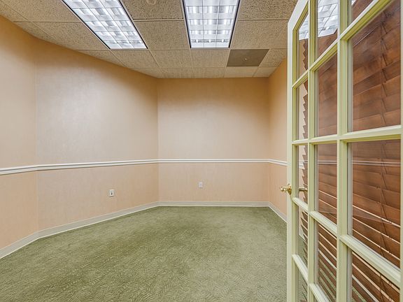 5th image of 300 Pantigo Pl Ste 109