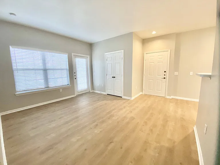 At Vance Jackson, we have all you need to feel right at home. Located in beautiful San Antonio, our prime location is near many restaurants, retail, and much more.