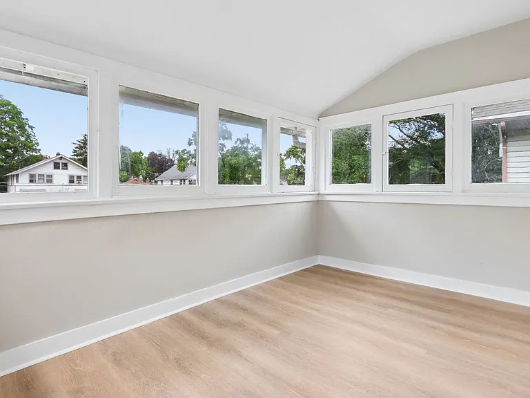 281 N Ogden Ave — Photo 5