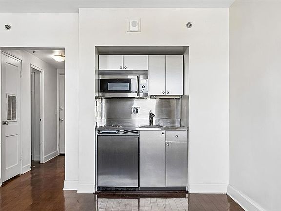 3rd image of 1205 Saint Charles Ave APT 810