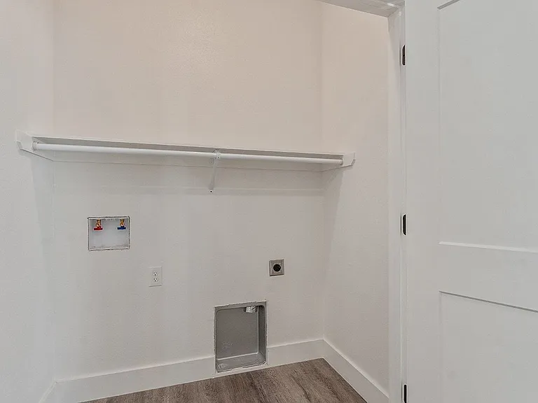 205 E 12th St — Photo 9