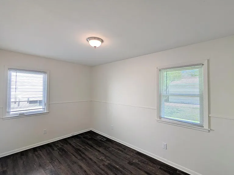 1326 Clarence St — Photo 7
