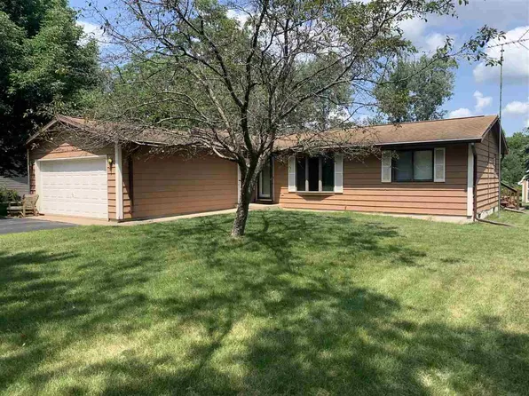 585 Highland Dr, Waupaca, WI 54981