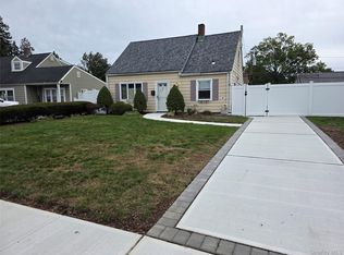 31 Poppy Ln, Levittown, NY 11756