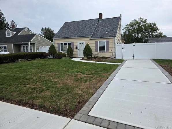 31 Poppy Ln, Levittown, NY 11756