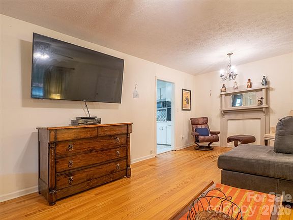 5th image of 203 Oak Grove Rd
