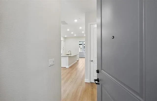 3 bed, 1386 sqft, $6,500 — Photo 1