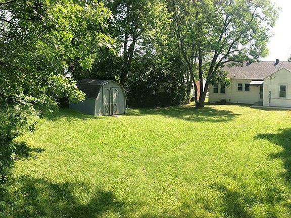 5th image of 216 Pinewood Avenue