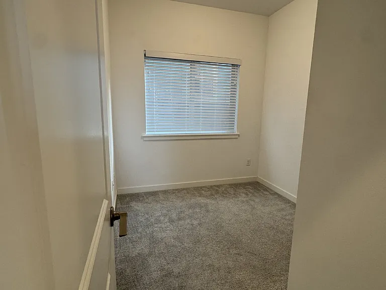 605 Finnegan Way — Photo 7
