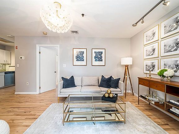5th image of 406 4th St APT 2
