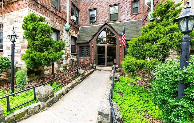 Sold by REMAX Elite | media 27