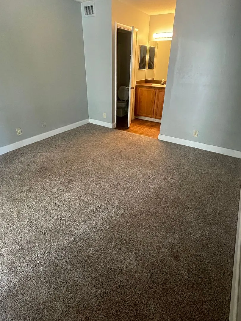 One Bedroom One Bathroom! Waterfront Community! — Photo 2