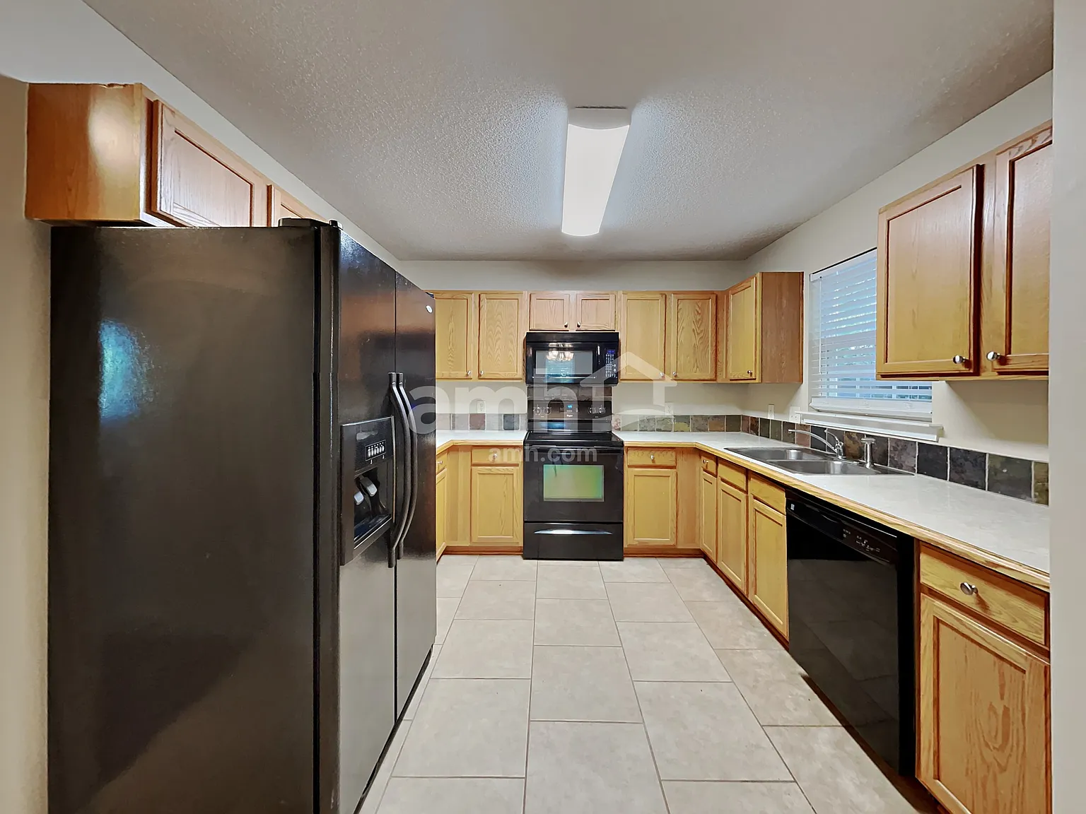 3 bed, 2.5 bath, 1400 sqft, $1,920 — Photo 3