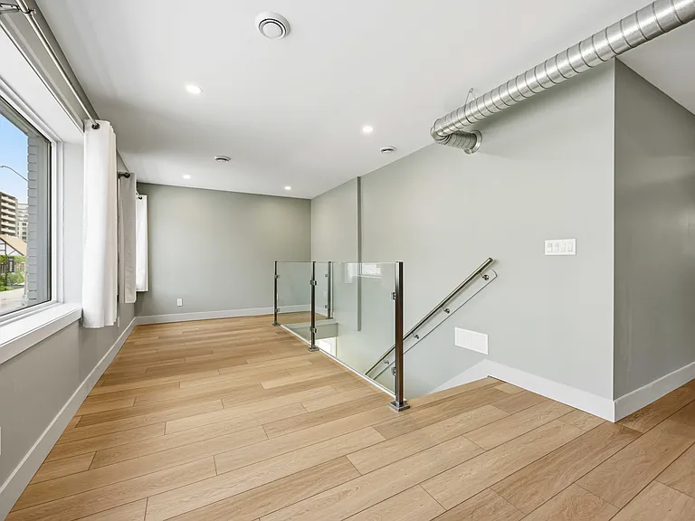 270 Christina St N #2 — Photo 7