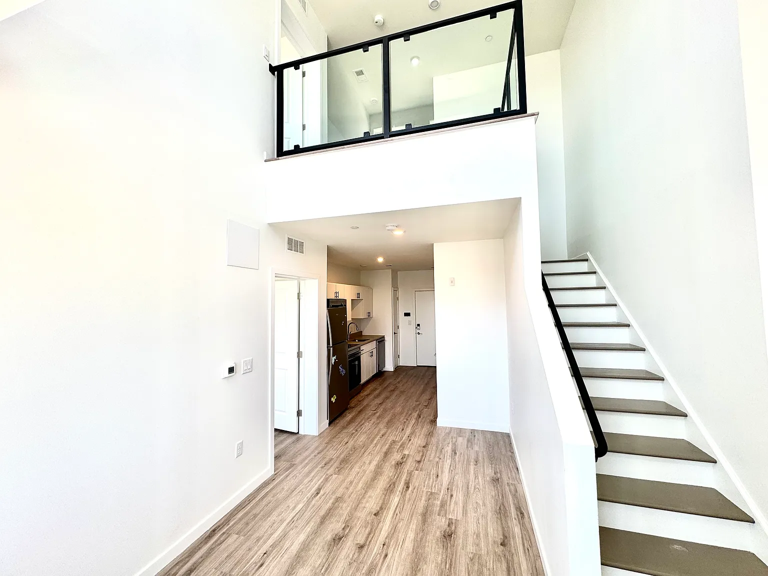 2 bed, 1100 sqft, $2,572 — Photo 3