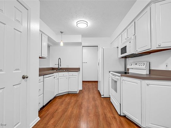 3rd image of 272 English Lakes Blvd
