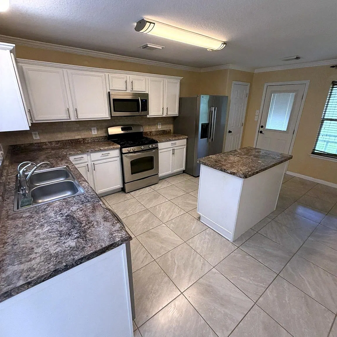 5 bed, 3.5 bath, 2667 sqft, $2,800 — Photo 3