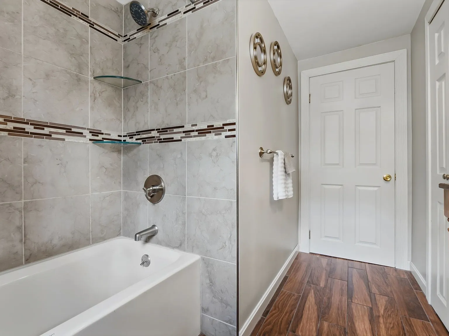 4 bed, 1600 sqft, $4,350 — Photo 4