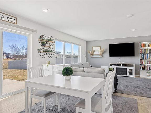 3rd image of 602 Apple Valley Rd