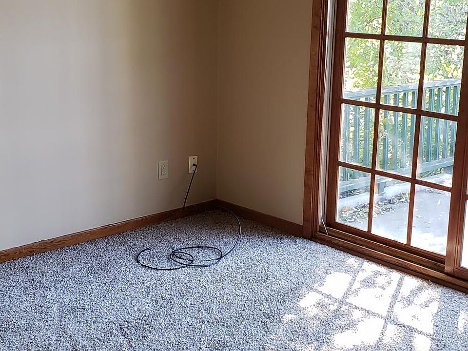 2nd image of 833 8th St SE