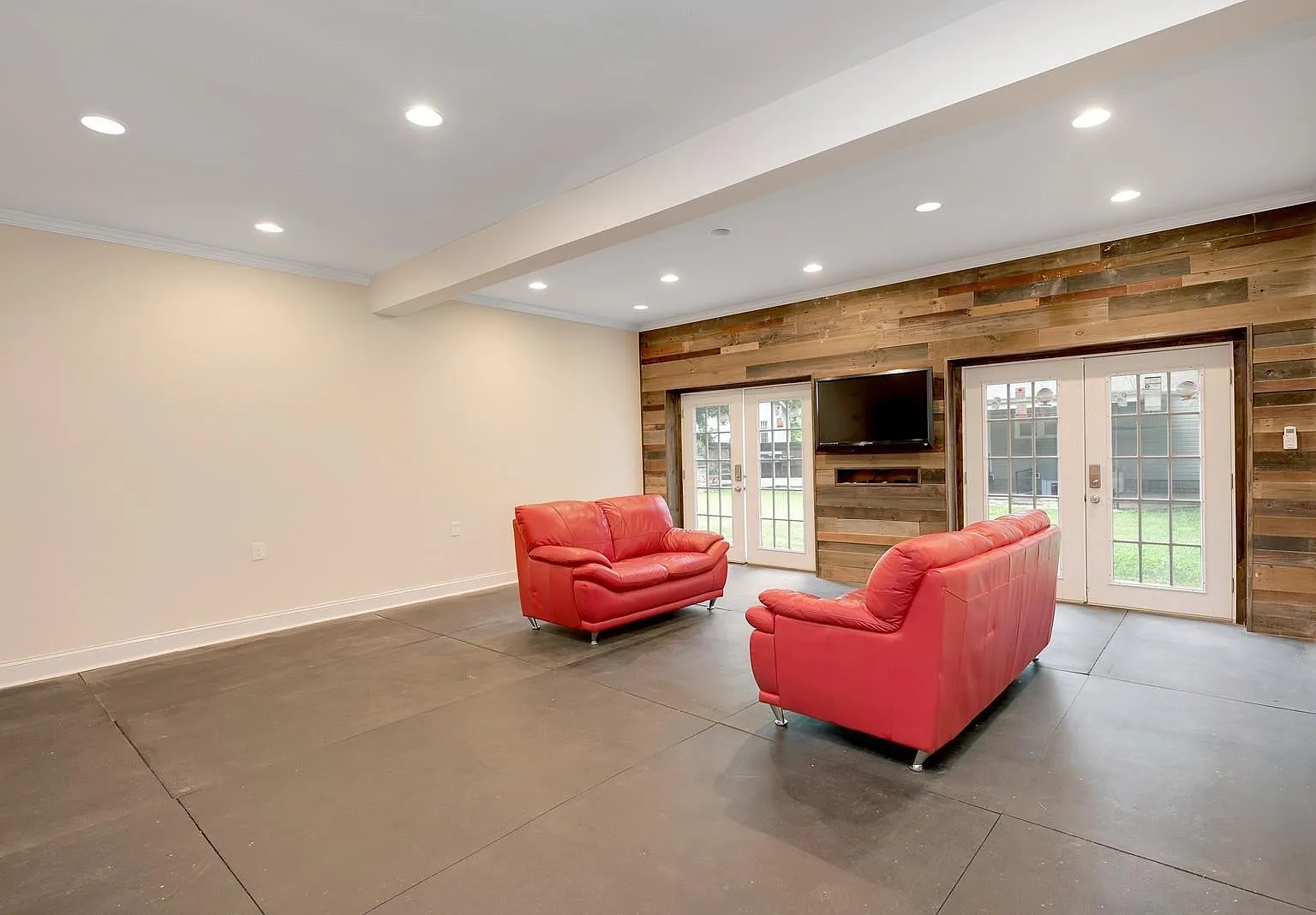 3 bed, 2300 sqft, $2,900 — Photo 2
