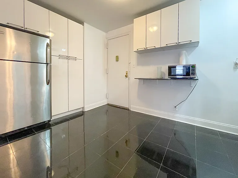 200 E 26th St #4D — Photo 3