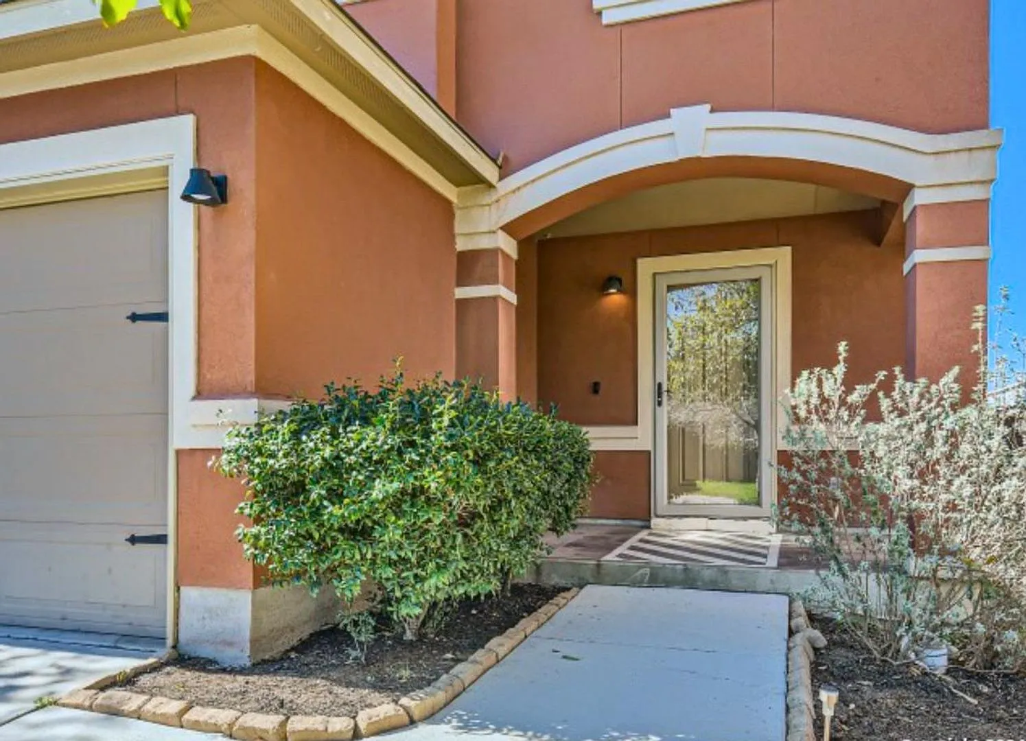 Gorgeous 3 Bedroom Rental with Loft & Large Backyard! — Photo 2