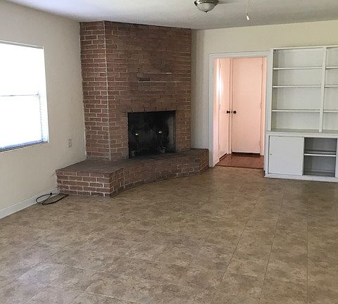 Family Room w Fireplace