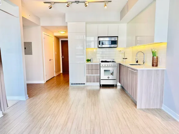 4900 Lennox Ln #1105, Burnaby, BC V5H 0G9