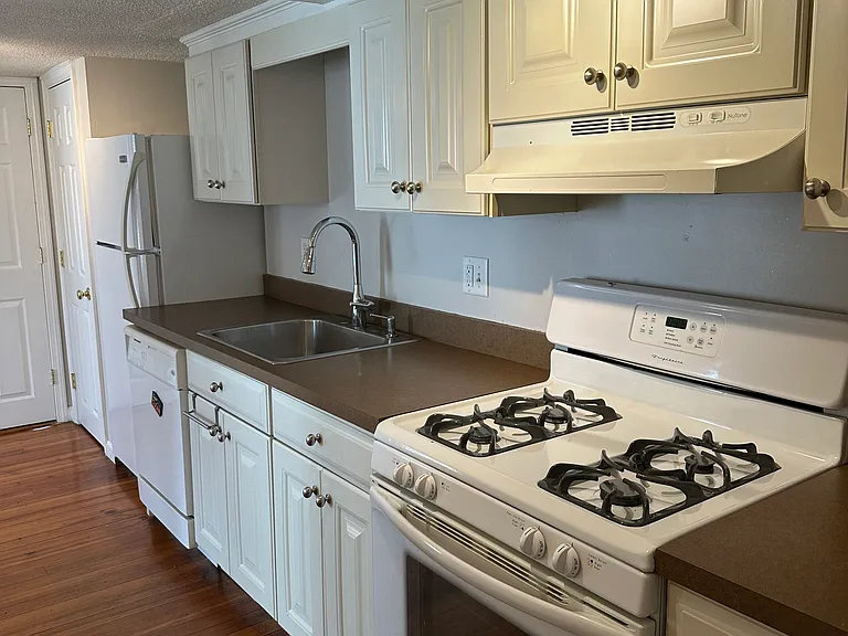 10 Front St #2 — Photo 2