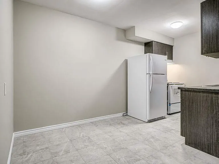 1054 Brock St — Photo 4