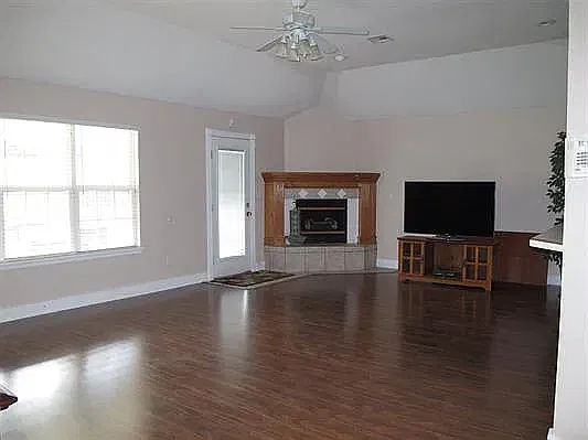 3 bed, 2216 sqft, $1,800 — Photo 3