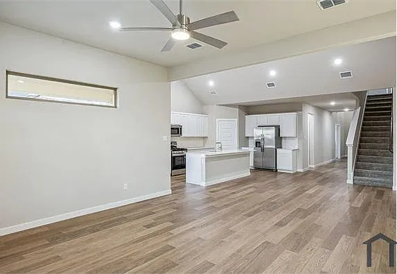 6 bed, 3608 sqft, $4,400 — Photo 3