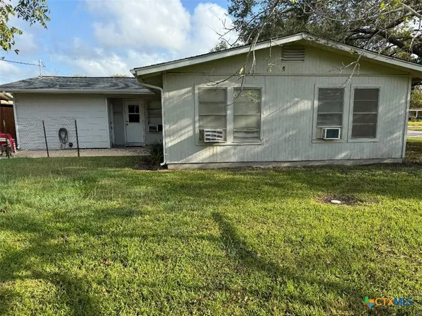 1421 Justice Dr, Port Lavaca, TX 77979