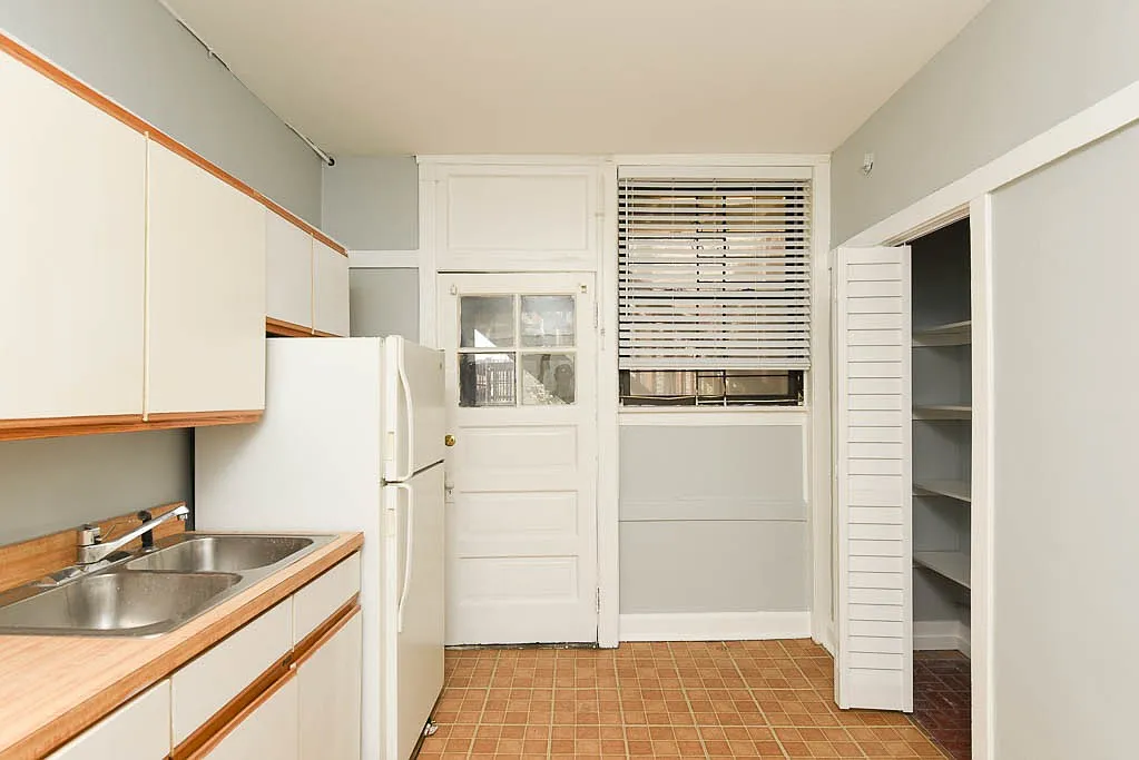 Building Photo - 726 W Roscoe St #N3
