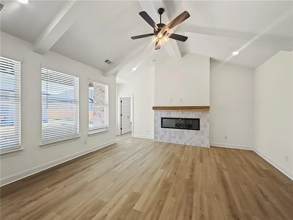 4 bed, 1880 sqft, $2,195 — Photo 2