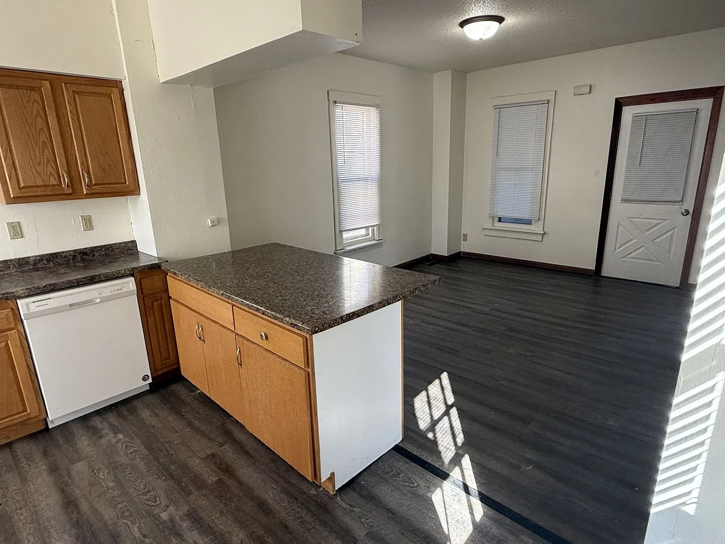 4 bed 2 bath House — Photo 3