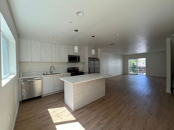 4th image of 2416 Carmona Ave #2418