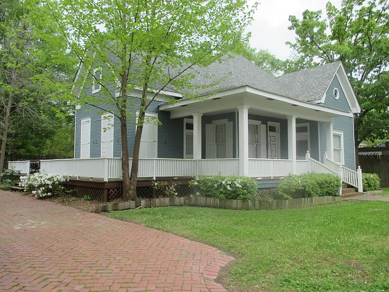 208 E Louisiana Ave — Photo 2