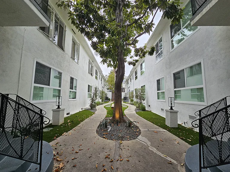 1747 N Kingsley Dr #10 — Photo 3