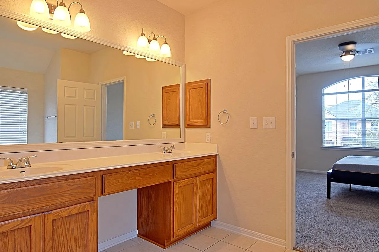 4 bed, 3.0 bath, 2165 sqft, $884 — Photo 4