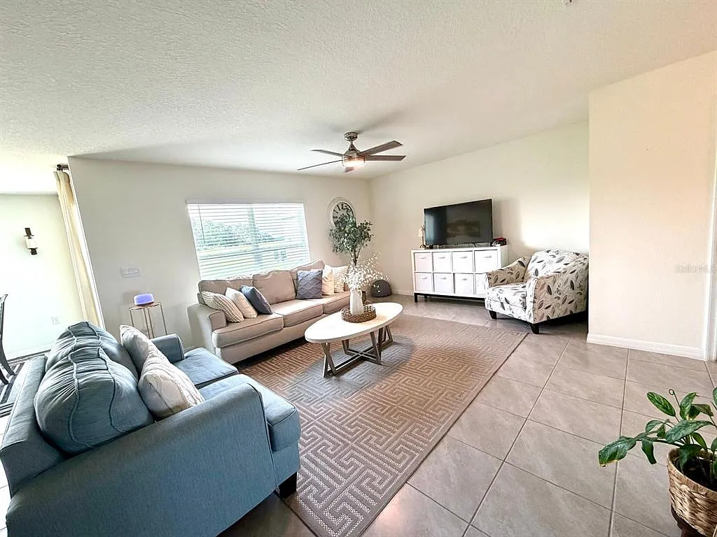 3 bed, 2.5 bath, 1961 sqft, $2,200 — Photo 3