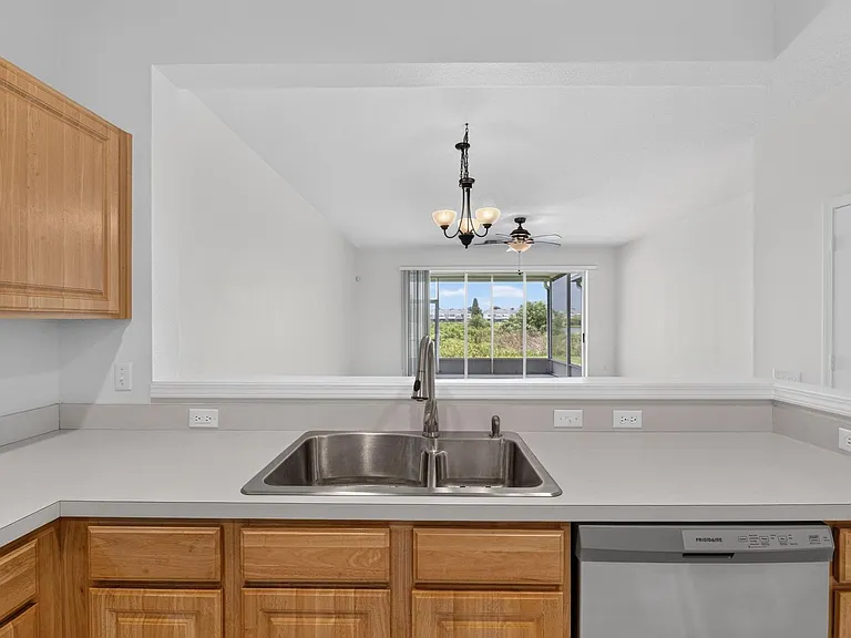 4979 Pond Ridge Dr — Photo 10