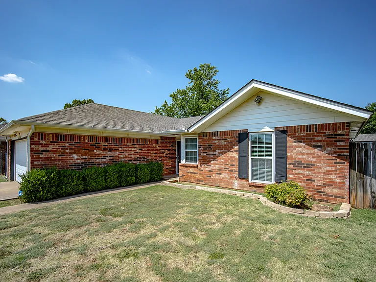 2605 Pennington Ave — Photo 1