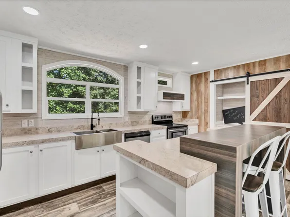 1012 Walnut Dr, Ashland City, TN 37015