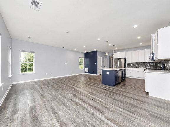 4th image of 141 Stegg St