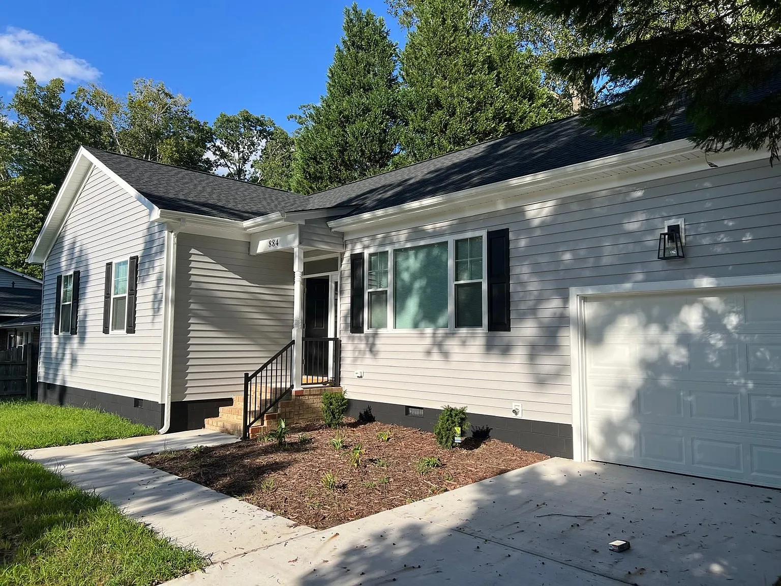 3 bed, 2.0 bath, 1340 sqft, $2,350 — Photo 2